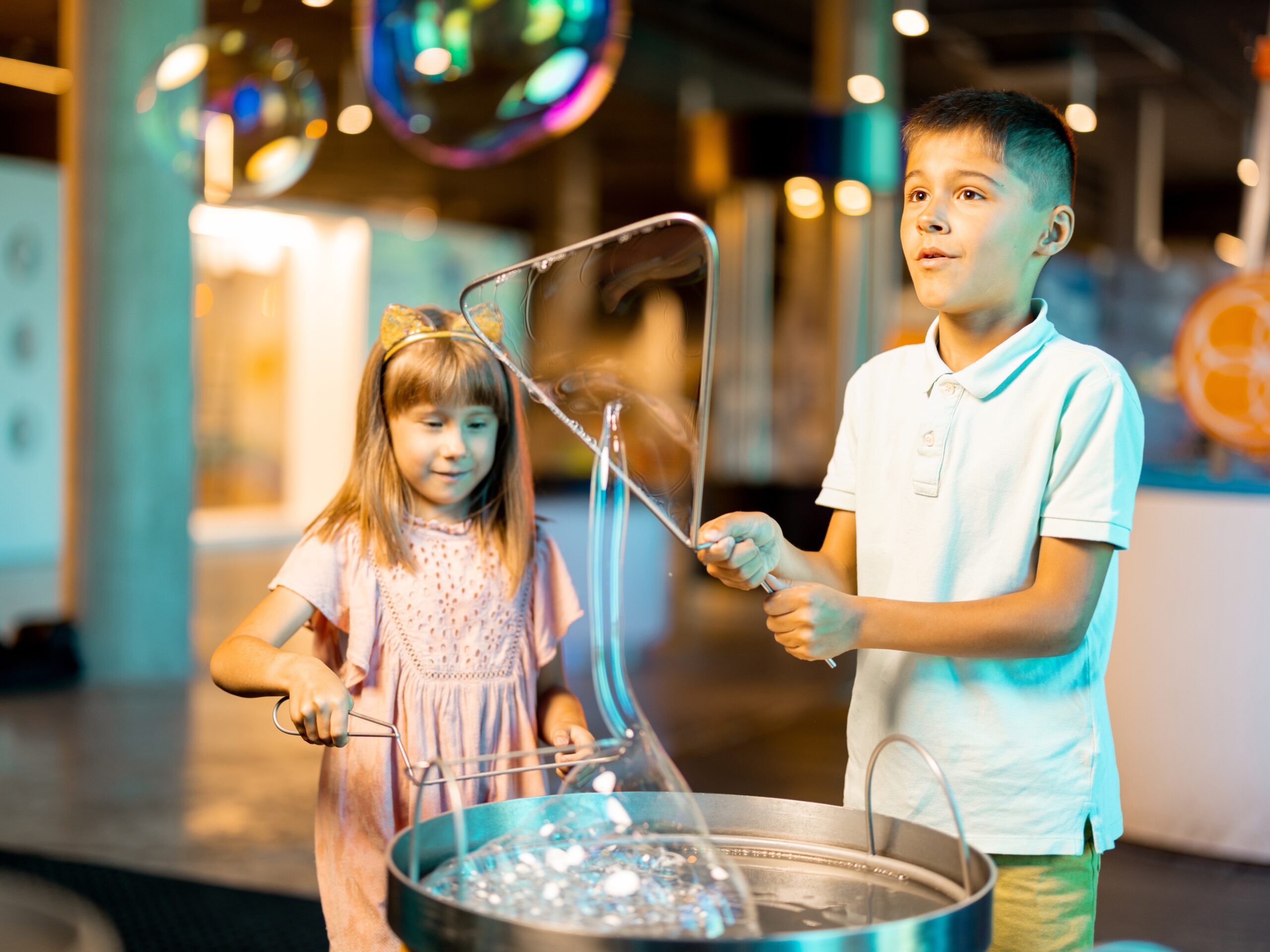 Children enjoying a science experiment at La Manufacture Morlaix science museum