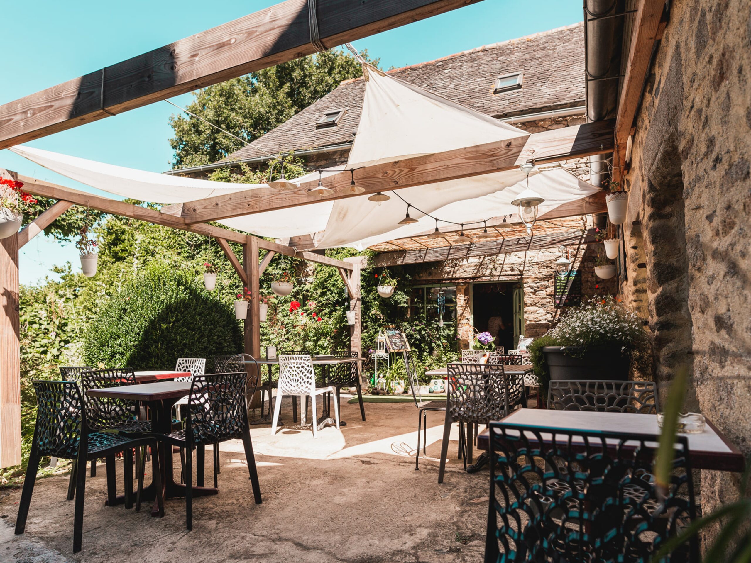 La Route du Lin restaurant and bar in Brézéhant near Kergudon and Lac du Drennec