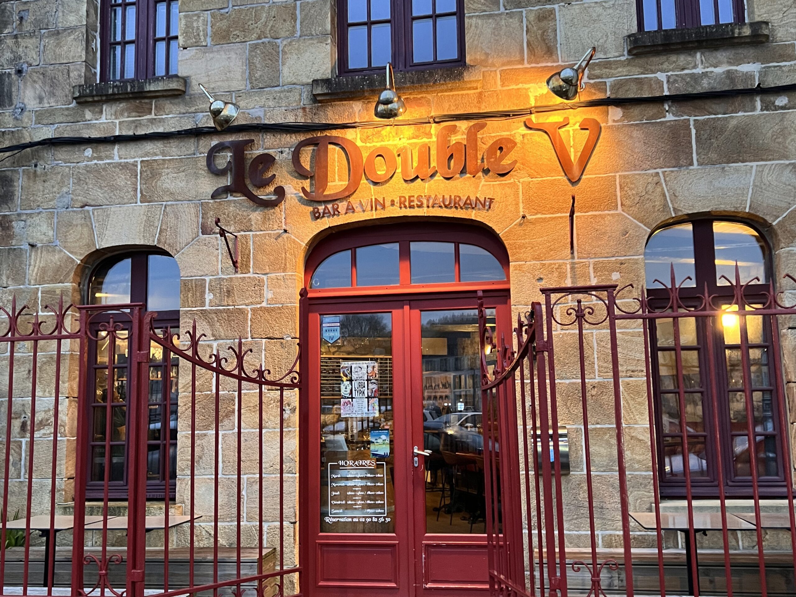 Le Double V restaurant and wine bar on the Quai de Léon in Landerneau