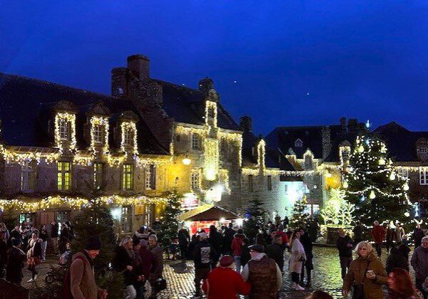 Lumières de Noël sur la place du marché de Locronan en Bretagne